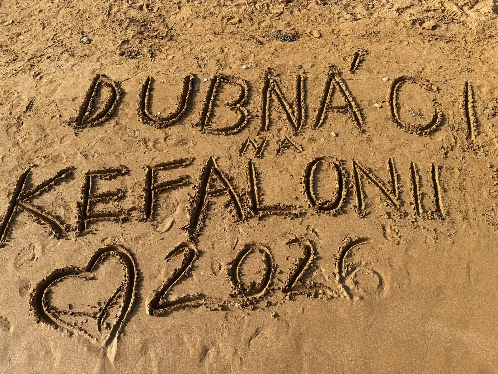 Nápis v písku: Dubňáci na Kefalonii 2026