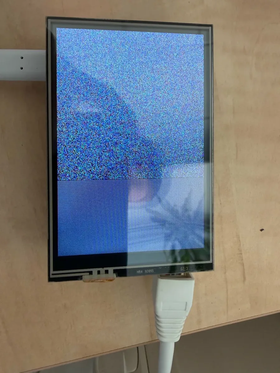 Displej Raspberry Pi s barevným šumem na horních dvou třetinách