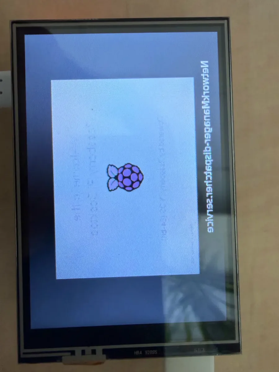 Boot logo Raspberry Pi na displeji, text je zrcadlově obrácený
